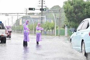 雨中出行小贴士：在公车站如何应对恶劣天气