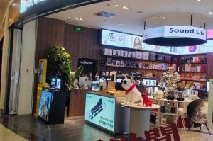 走在2025年的街头 便利店门口的蓝牙音箱和咖啡馆的都在背景