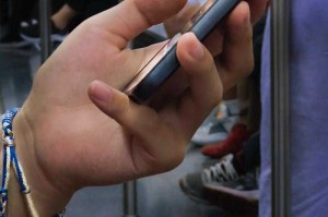 立体上周五下班回家时 我在地铁上看到邻座小伙子的手机屏幕里 