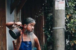 老张头蹲在茶馆门槛上嘬着旱烟 看我捧着手机眉头紧锁 冷不丁冒