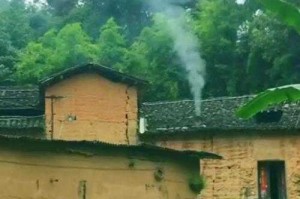 炊烟缭绕的老茶馆里 几个退伍老兵正举着手机争论得面红耳赤 视