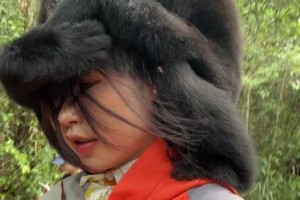 00后女孩巡山时头戴长臂猿，如何平衡自然保护与动物和谐相处？