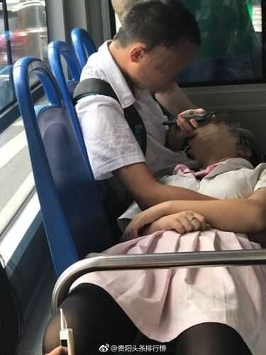 公交车后座激情运动:隐秘角落的疯狂瞬间