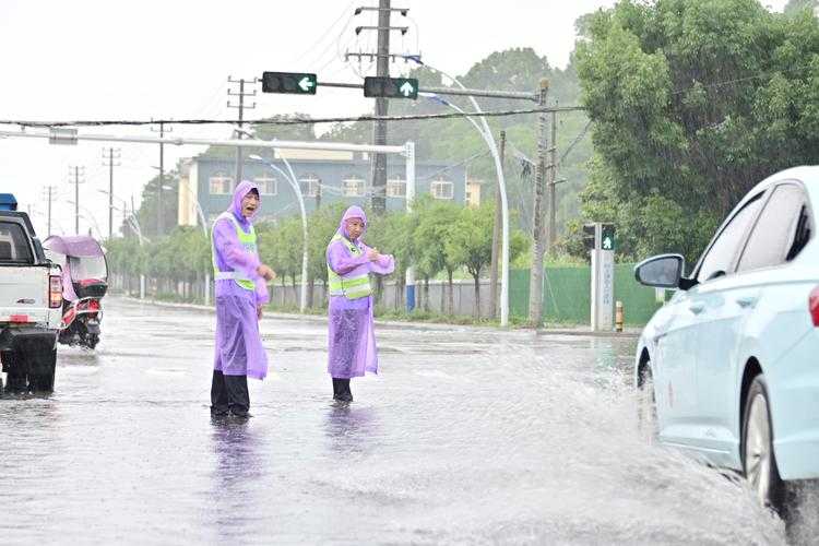 雨中出行小贴士:在公车站如何应对恶劣天气