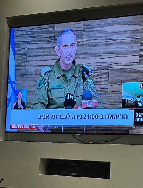 每次被敌人两梭子放倒时 我都恨不得把显示器盯出个洞 直到我发