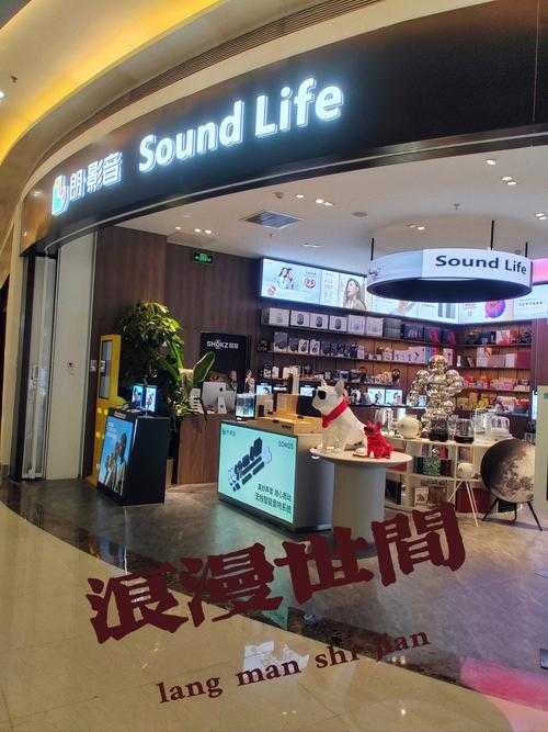 走在2025年的街头 便利店门口的蓝牙音箱和咖啡馆的都在背景