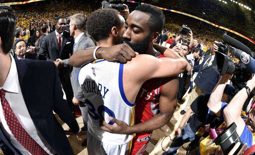 如何观看并回顾2018年NBA季后赛的精彩瞬间？