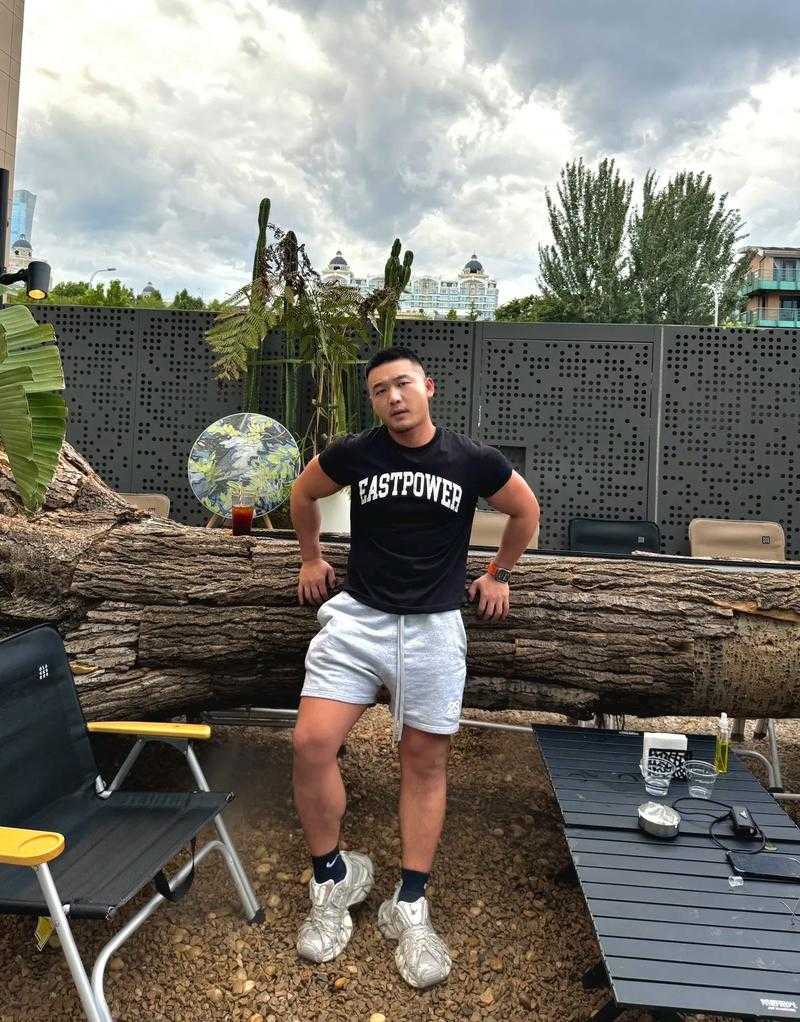 拥有健硕身材的糙汉型男风采图片欣赏